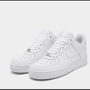 NEW IN BOX MEN'S NIKE AIR FORCE 1 LOW CASUAL SHOES